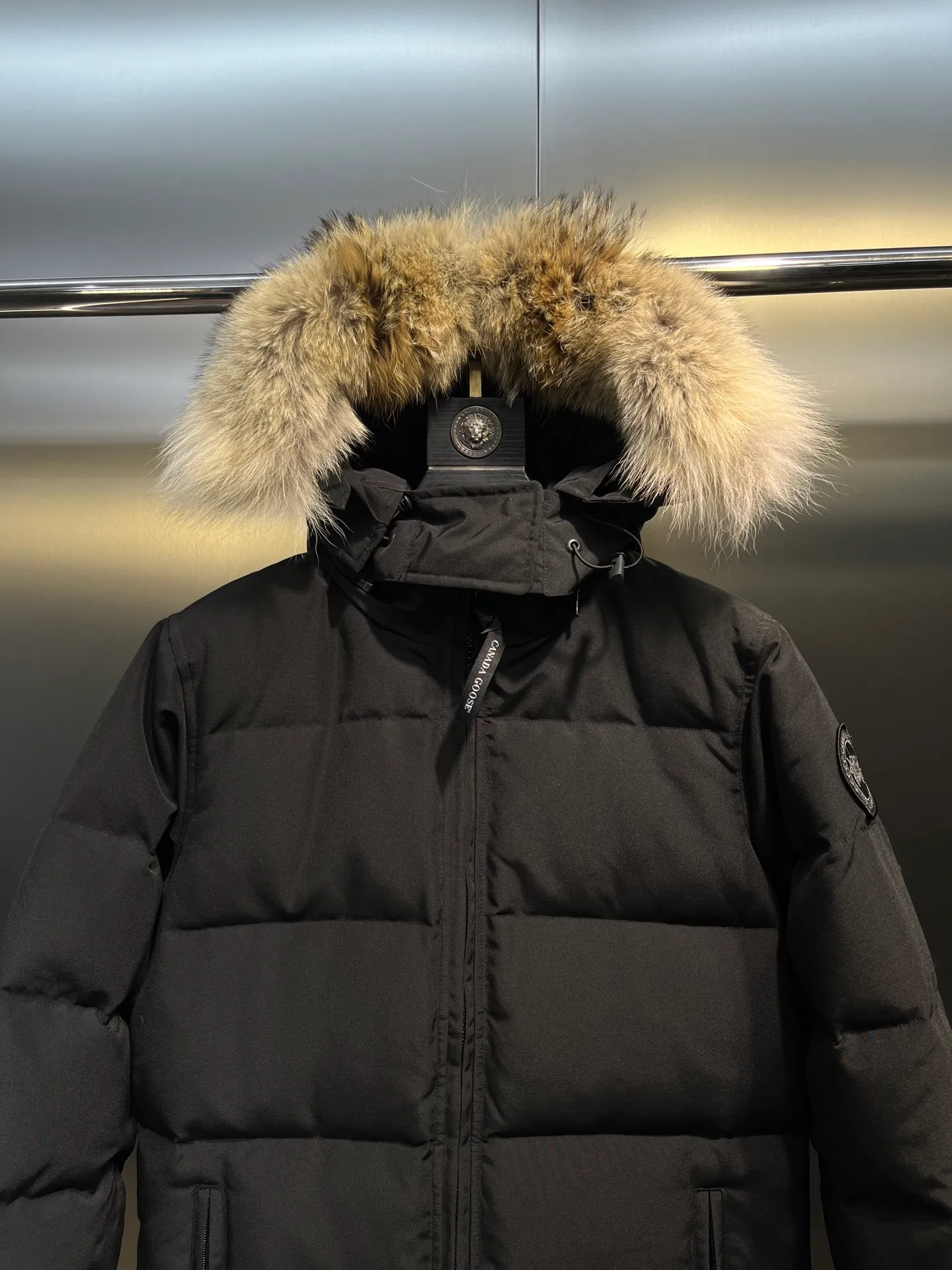 P860 Canada Goose Canada # Expedition04 Parker, a treasure of Canadian origin! Limited supply worldwide! Canada Goose Model 04 is a top-notch couple model, polar cold-proof outdoor series fur collar detachable hooded parka down jacket, the first Goose in 2024. I hope my partners like the top quality, and I hope everyone can evaluate it together! The most popular cool items of the Big Goose family in 2024 are online. The same popular product of Yi Yang Qianxi is said to be a joint limited edition Big Goose that cannot be bought in autumn and winter. If you dislike the sameness of the Big Goose in the past, then this model will definitely give you a different experience! This year's most powerful couple's collection for autumn and winter is online, a top-notch luxurious ready-to-wear style, paired with an outdoor warm down jacket with great style and charm! The most standard and classic items of the Daye family in the past two years are equipped with unique reflective stripes for embellishment, which further shows the high-end fashion performance effect. With the embellishment of hardware buckles, it has excellent performance effect. The upper body is clean, simple and elegant, even for urban leisure. It is suitable for various occasions. Designed with large pockets, this model has a large capacity and is equipped with reflective stripes, making it safer at night. It is suitable for various adventure activities. It is made of windproof and waterproof technical materials. The interior is filled with full white duck down, which is absolutely cold-proof and warm. It also has a stand-up collar design and fine fluff at the collar, with meticulous attention to detail! The charm of this model is also more spiritual, and the upper body has more temperament and specifications. It perfectly shows the ultra-high standard of fashionable performance of this model, integrating outdoor and life, and you can even create high-street wear! The most pinnacle limited-edition goose that we have presented so far, both in terms of design and detailed materials, it is completely outstanding. The grand and evergreen version design is matched with cool reflective elements. The overall appearance can be said to be quite high, and it has that kind of powerful outdoor performance! It combines high-end casual attributes with high-street style. It is high-grade, domineering, warm, and beautiful. The visibility of the upper body is quite strong, and the configuration of the owl element is highly brand-recognizable. It fully complements the overall brand performance and visual effects, and also has the high-end sense of fashion and fashionable performance. It is a must-buy product because it is the most awesome down brand on the planet and one of Canada's three national treasure brands. It is also a sentimental down luxury brand. In the field of polar cold-proof clothing, Goose has made an irreplaceable contribution... Size: xs s m l xl